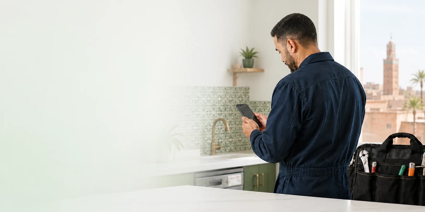 Prestataire LeBonPro consultant une demande depuis son téléphone, vu de dos